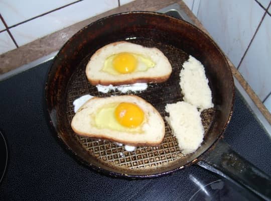 вбиваем яйца на сковородку