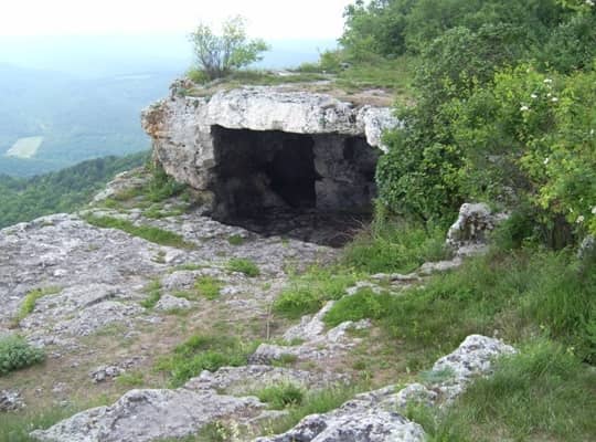 Вид на пещеру сбоку