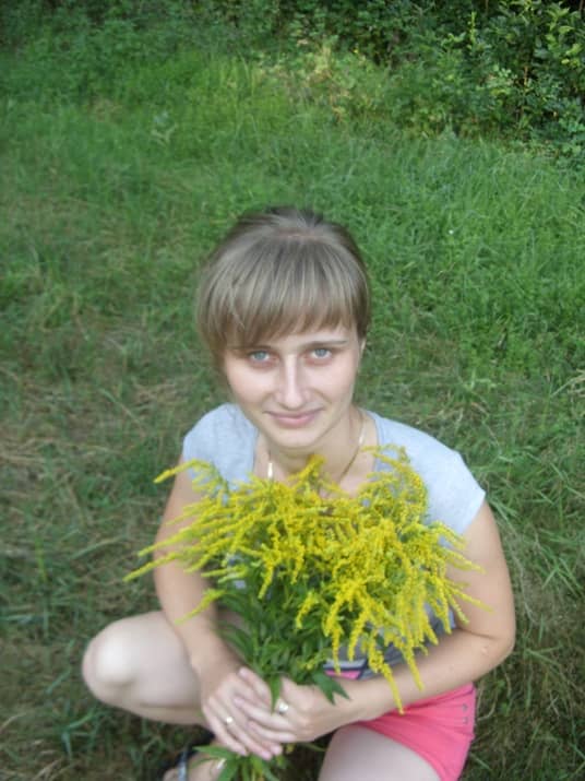 Жена с полевыми цветами